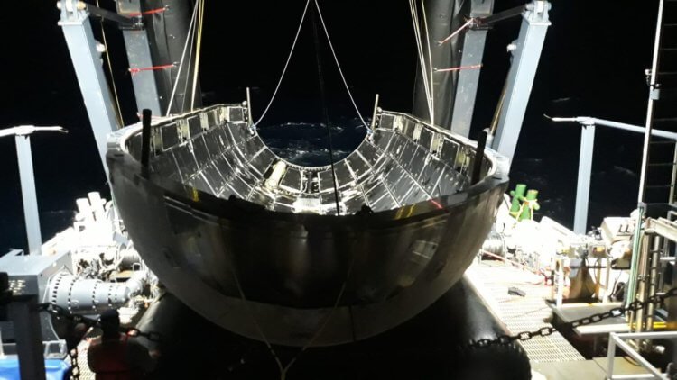 В SpaceX во второй раз успешно поймали в сеть над водой половинку обтекателя Falcon 9 - 14