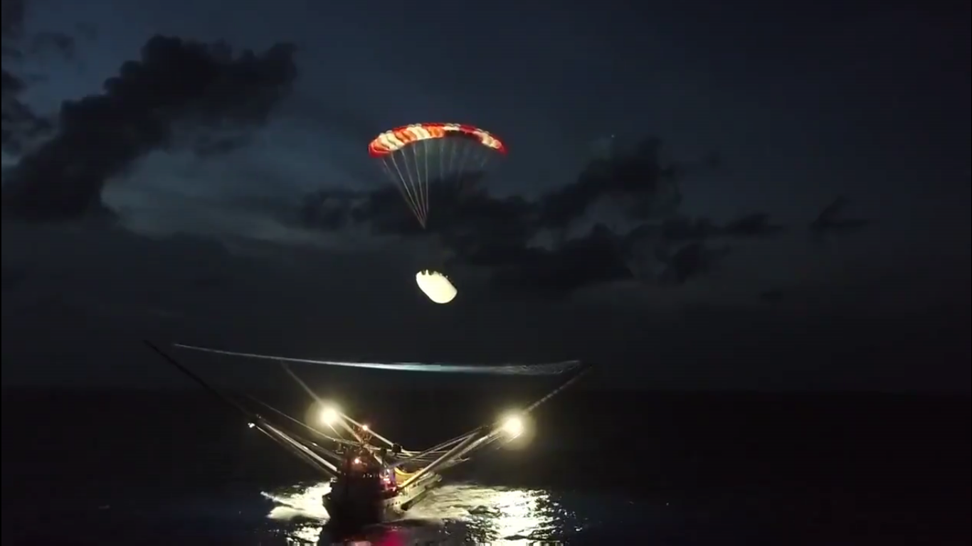 В SpaceX во второй раз успешно поймали в сеть над водой половинку обтекателя Falcon 9 - 1