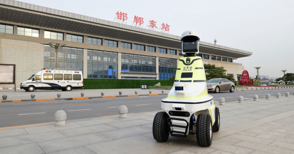 Китайцы стали использовать на дорогах роботов-полицейских - 1