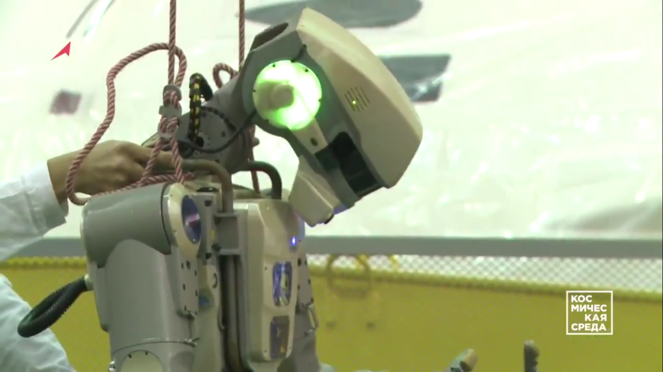 Первые видеокадры с роботом FEDOR (Skybot F-850) с Байконура и его размещение в кресле пилота - 8