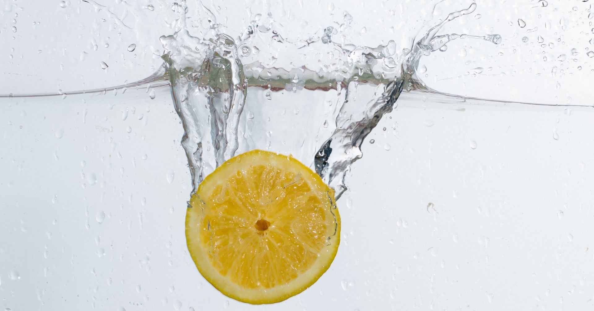 Почему важно начинать день со стакана воды с лимоном: 5 причин