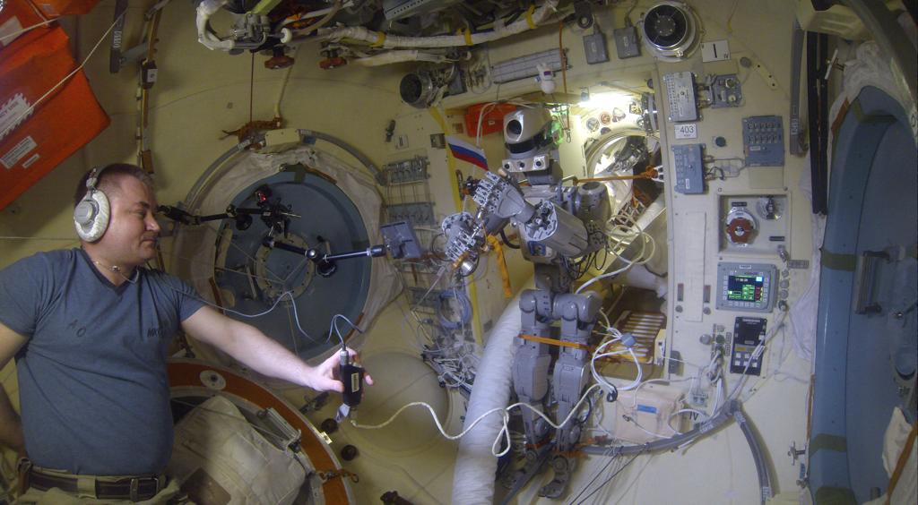 Робот FEDOR — много фото и даже видео с МКС, подготовка космонавта-оператора и первые испытания робота - 22