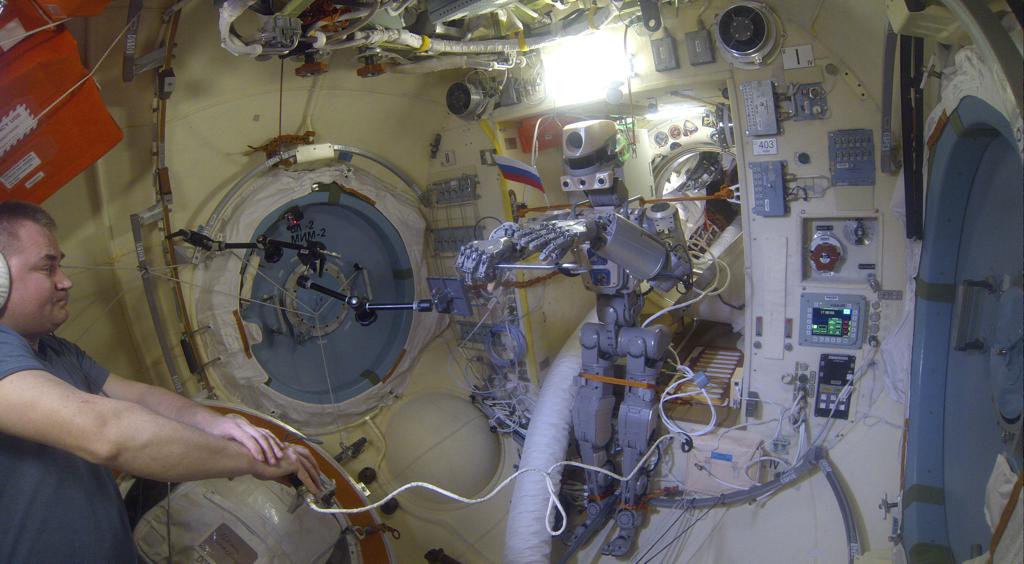 Робот FEDOR — много фото и даже видео с МКС, подготовка космонавта-оператора и первые испытания робота - 23