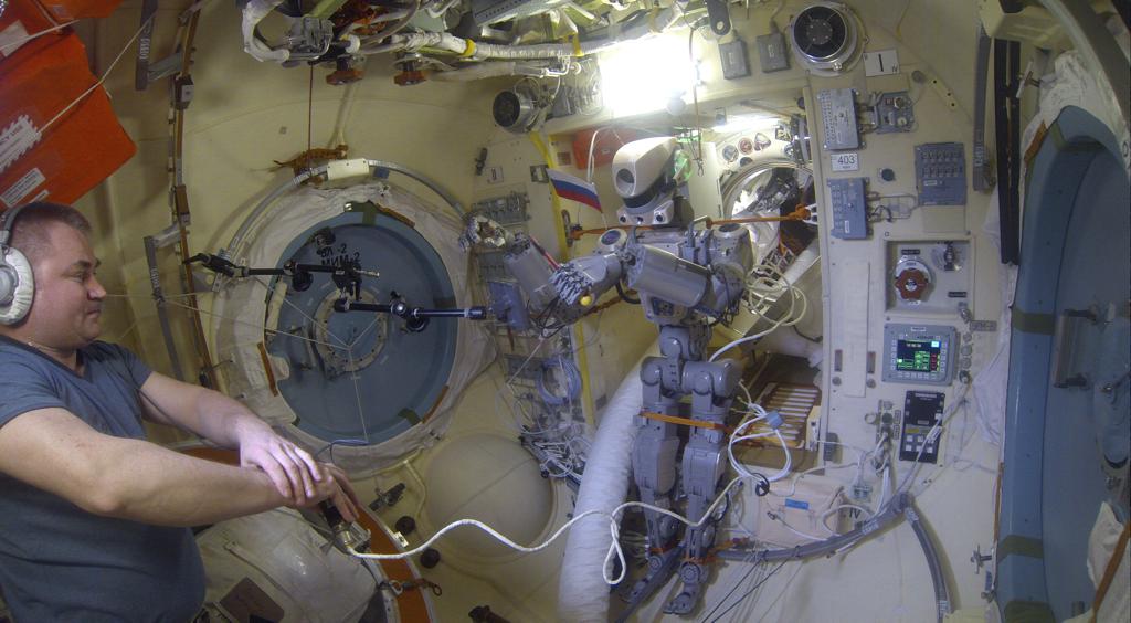 Робот FEDOR — много фото и даже видео с МКС, подготовка космонавта-оператора и первые испытания робота - 24