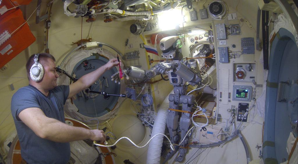 Робот FEDOR — много фото и даже видео с МКС, подготовка космонавта-оператора и первые испытания робота - 25