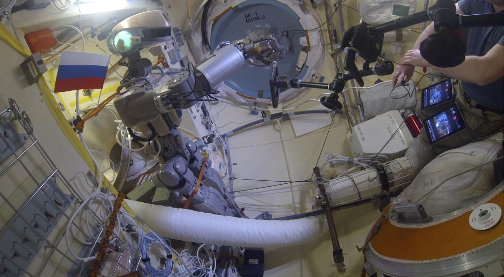 Робот FEDOR — много фото и даже видео с МКС, подготовка космонавта-оператора и первые испытания робота - 27