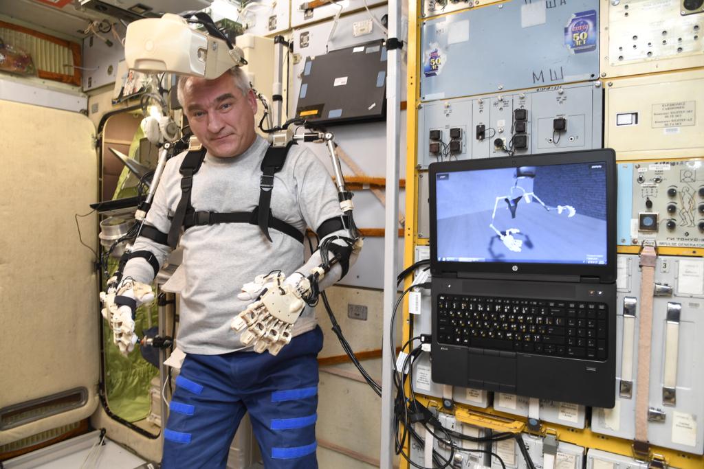 Робот FEDOR — много фото и даже видео с МКС, подготовка космонавта-оператора и первые испытания робота - 8