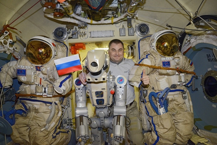Фото и видео дня: робот Фёдор на борту МКС