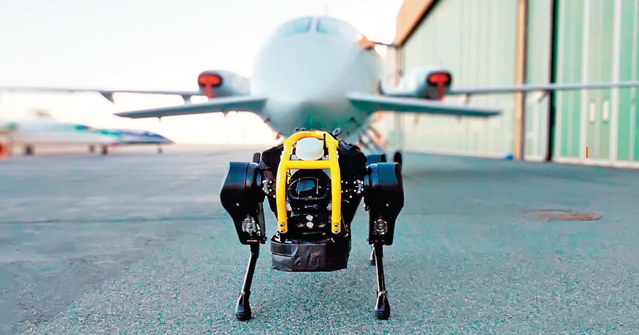 Робот-силач тянет самолет: мощь гидравлики