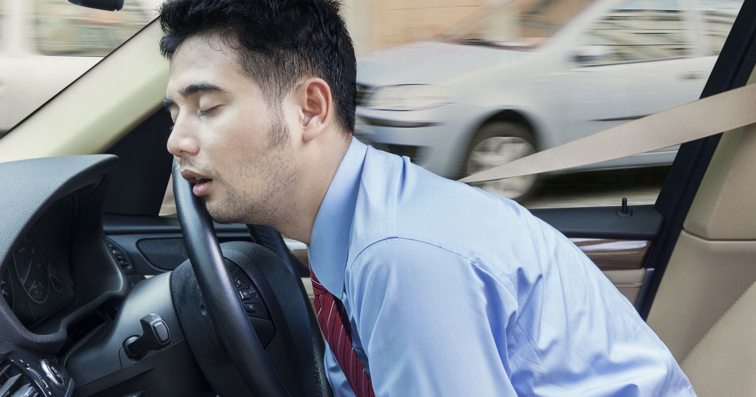 В Сеть попали кадры со спящим за рулем водителем едущей «Теслы»