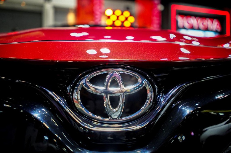 Toyota экспериментирует с электромобилем Prius на солнечных батареях
