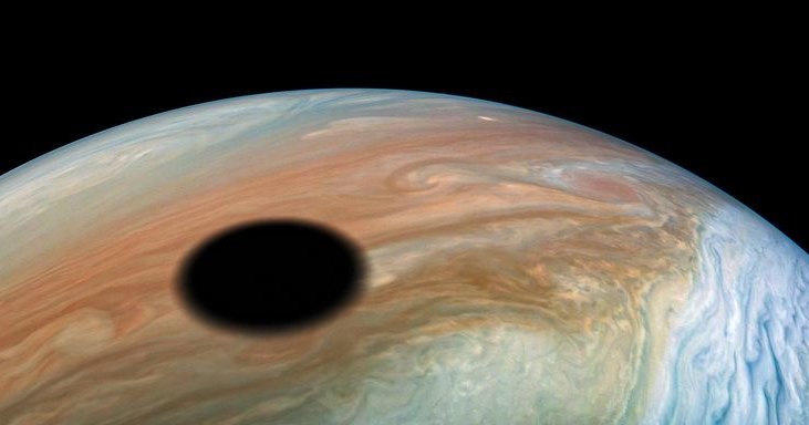Удивительный снимок солнечного затмения на Юпитере