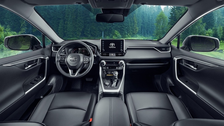 Новый кроссовер Toyota RAV4: улучшенный внедорожный потенциал и цена от 1 756 000 рублей