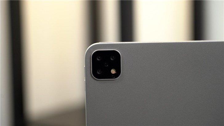 Планшет iPad Pro 2019 с тройной камерой, как у iPhone 11 Pro, позирует на живых фото