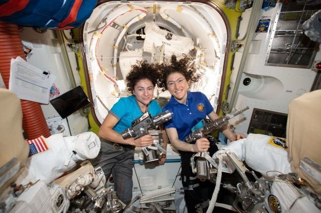 Впервые в истории космонавтики две женщины-астронавта вышли в открытый космос