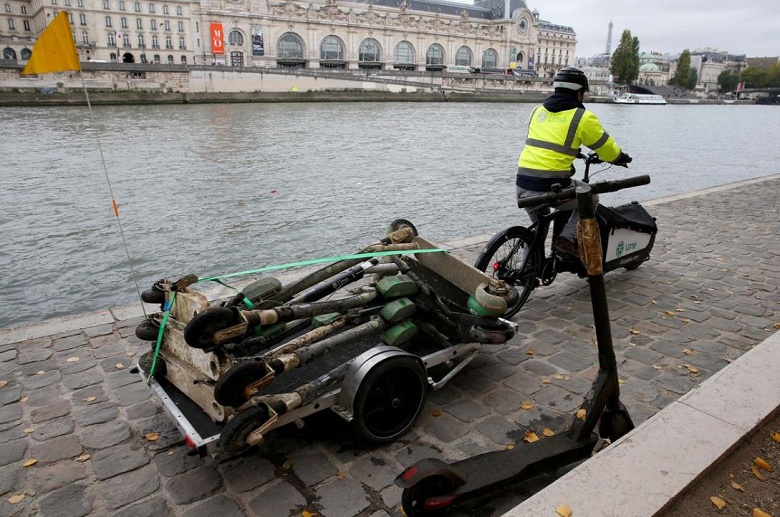 Популярность электрических самокатов в Париже привела к появлению новой профессии 