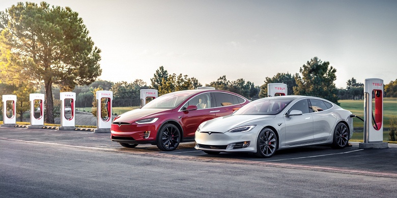 Продажи электромобилей Tesla в США за год упали на 39% - 1