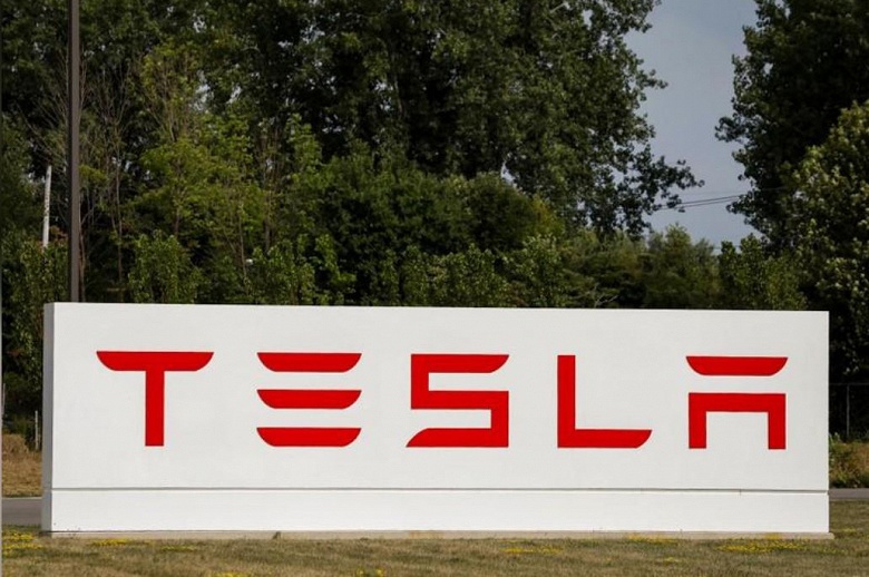 Tesla удалось уладить спор с Walmart, вызванный возгораниями солнечных батарей
