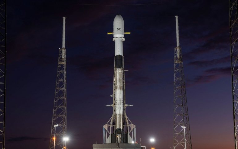 SpaceX вот-вот выведет на орбиту еще 60 спутников Starlink, впервые используя повторно носовой обтекатель ракеты