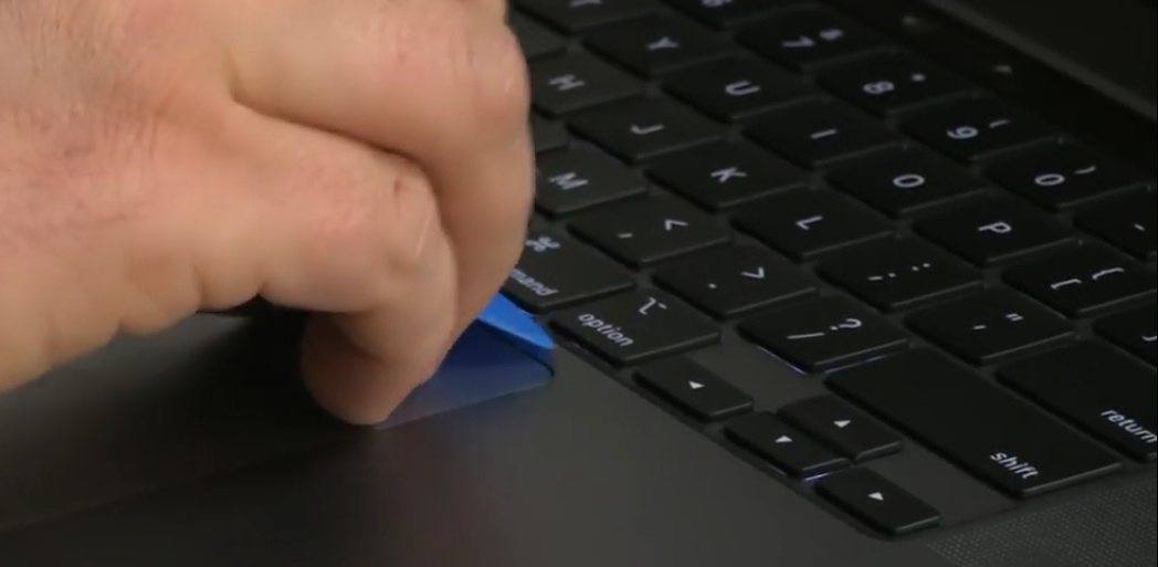 В iFixit разобрали клавиатуру нового MacBook Pro 16”, оказалось, что она ремонтопригодна даже дома - 1