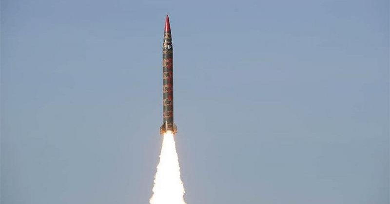 Пакистан испытал способную нести ядерные боеголовки ракету