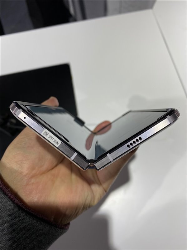Samsung представила обновленный гибкий смартфон
