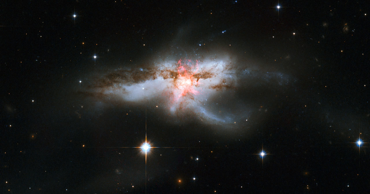 В центре необычной галактики нашли три сверхмассивные черные дыры