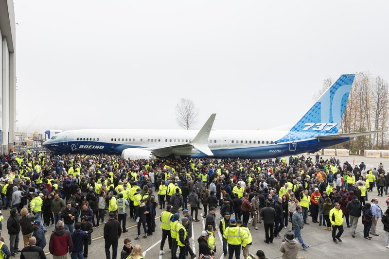 Boeing показал самый крупный самолет линейки 737 MAX - 2