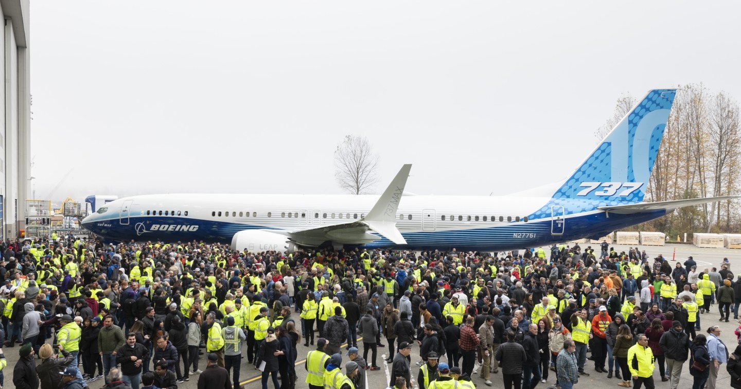 Boeing показал самый крупный самолет линейки 737 MAX