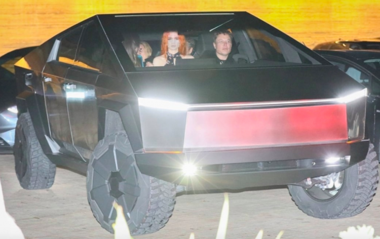 Видео: Илона Маска заметили за рулём Tesla Cybertruck на дорогах Лос-Анджелеса