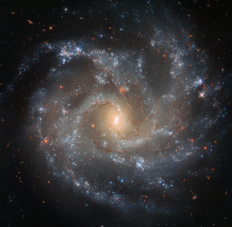 «Хаббл» получил потрясающий снимок галактики в более чем 130 млн световых лет