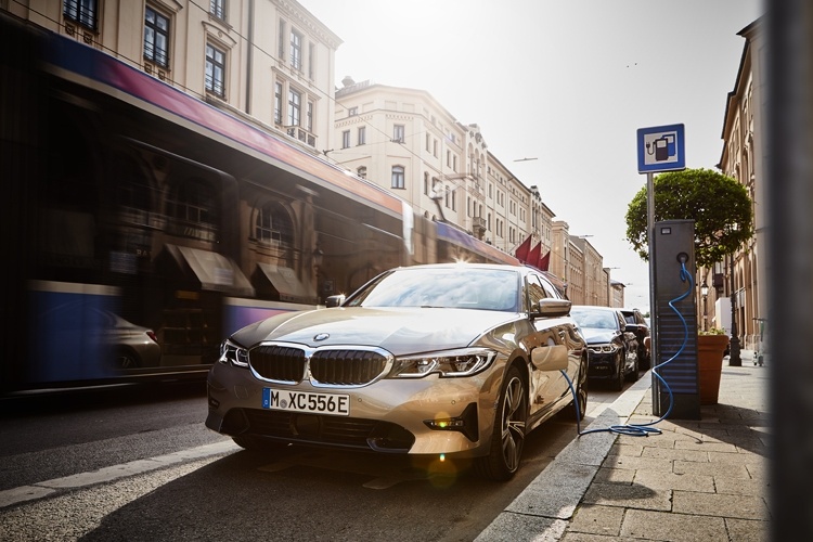 Продажи электрифицированных автомобилей BMW превысили полмиллиона штук