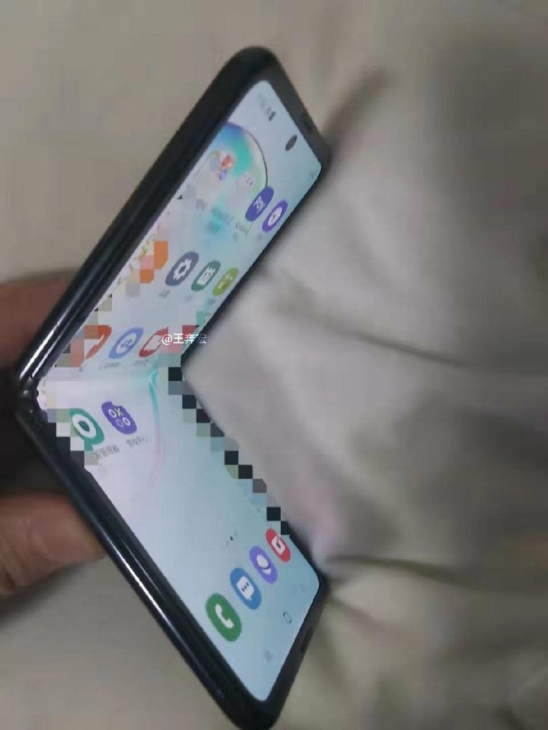 Будущий складной смартфон Samsung может получить стеклянный экран