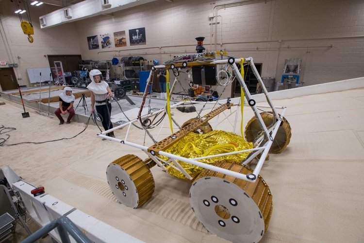 Лунный ровер NASA VIPER для поиска льда проходит испытания