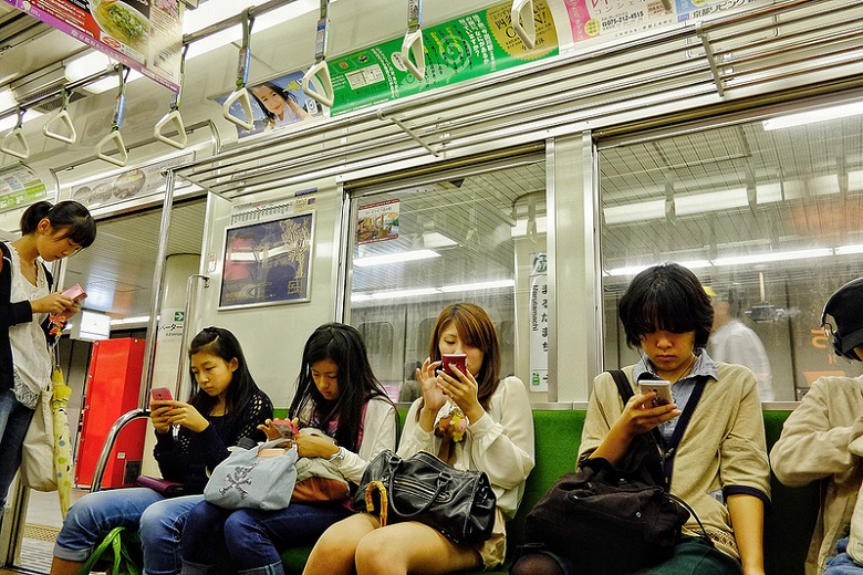 В одной из префектур Японии хотят запретить детям и подросткам пользоваться мобильными устройствами после 22:00