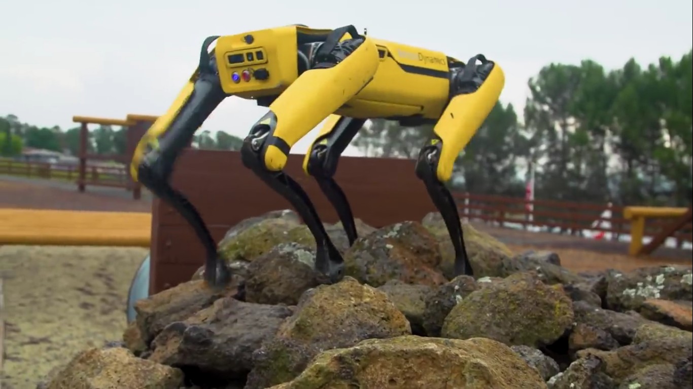 Адам Севидж начал годовое тестирование робота Boston Dynamics Spot на YouTube-канале Tested - 14