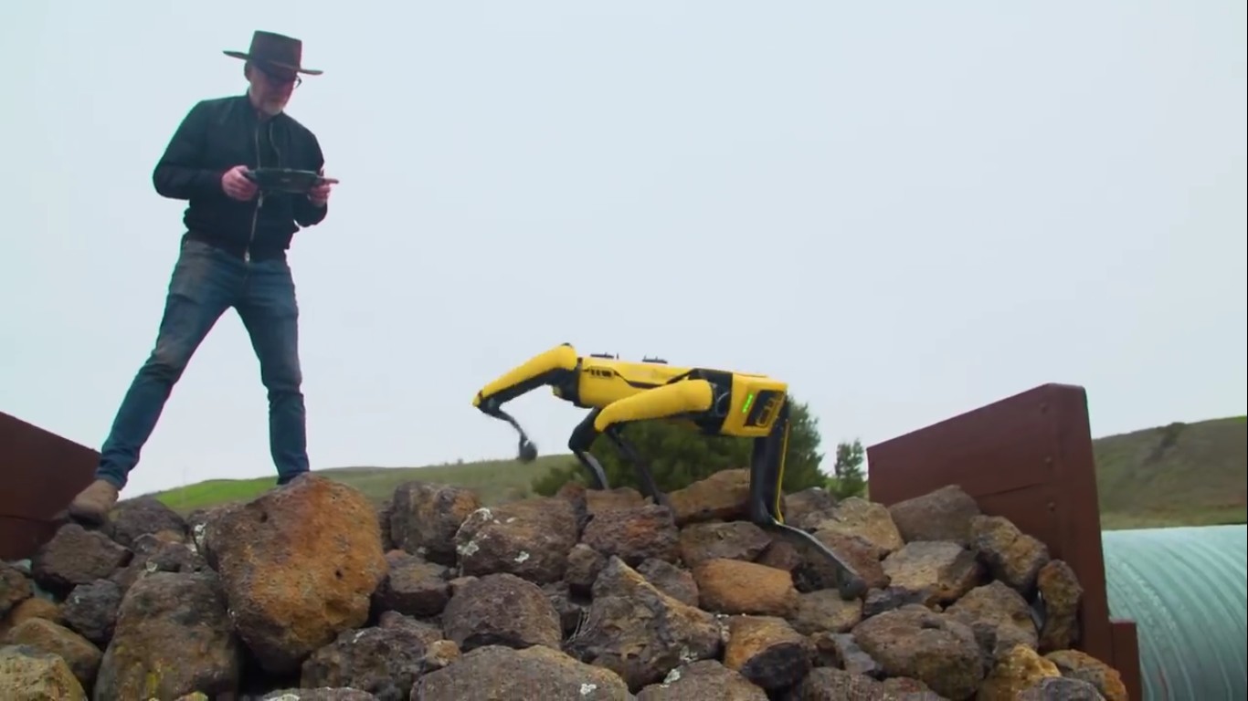 Адам Севидж начал годовое тестирование робота Boston Dynamics Spot на YouTube-канале Tested - 15