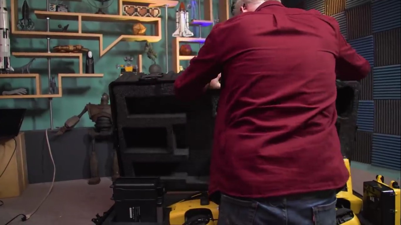 Адам Севидж начал годовое тестирование робота Boston Dynamics Spot на YouTube-канале Tested - 2
