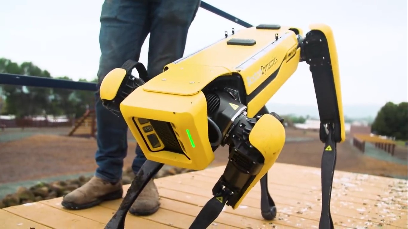 Адам Севидж начал годовое тестирование робота Boston Dynamics Spot на YouTube-канале Tested - 23