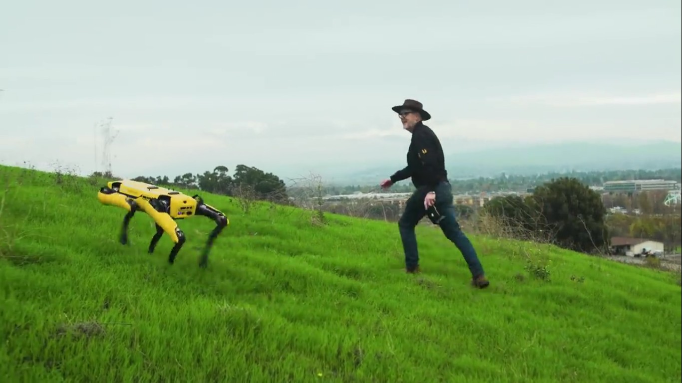 Адам Севидж начал годовое тестирование робота Boston Dynamics Spot на YouTube-канале Tested - 26