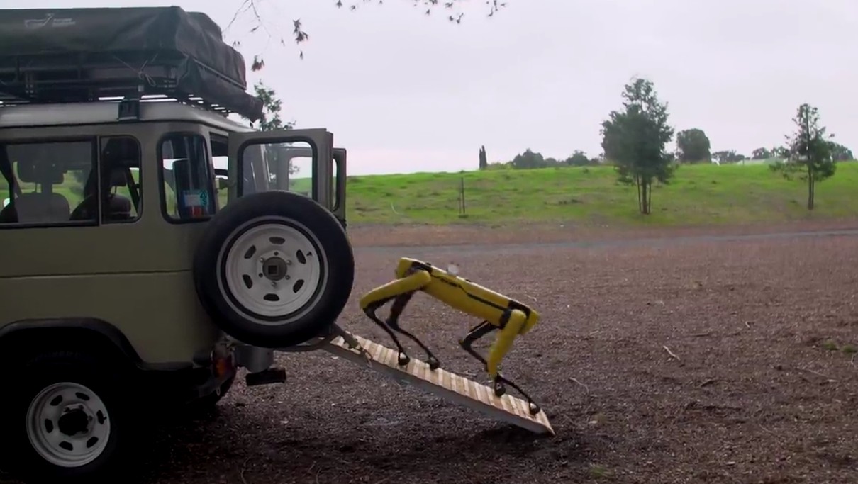 Адам Севидж начал годовое тестирование робота Boston Dynamics Spot на YouTube-канале Tested - 8