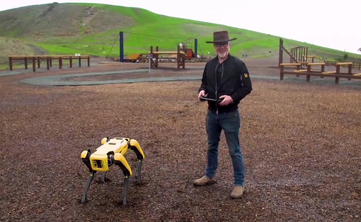 Адам Севидж начал годовое тестирование робота Boston Dynamics Spot на YouTube-канале Tested - 1