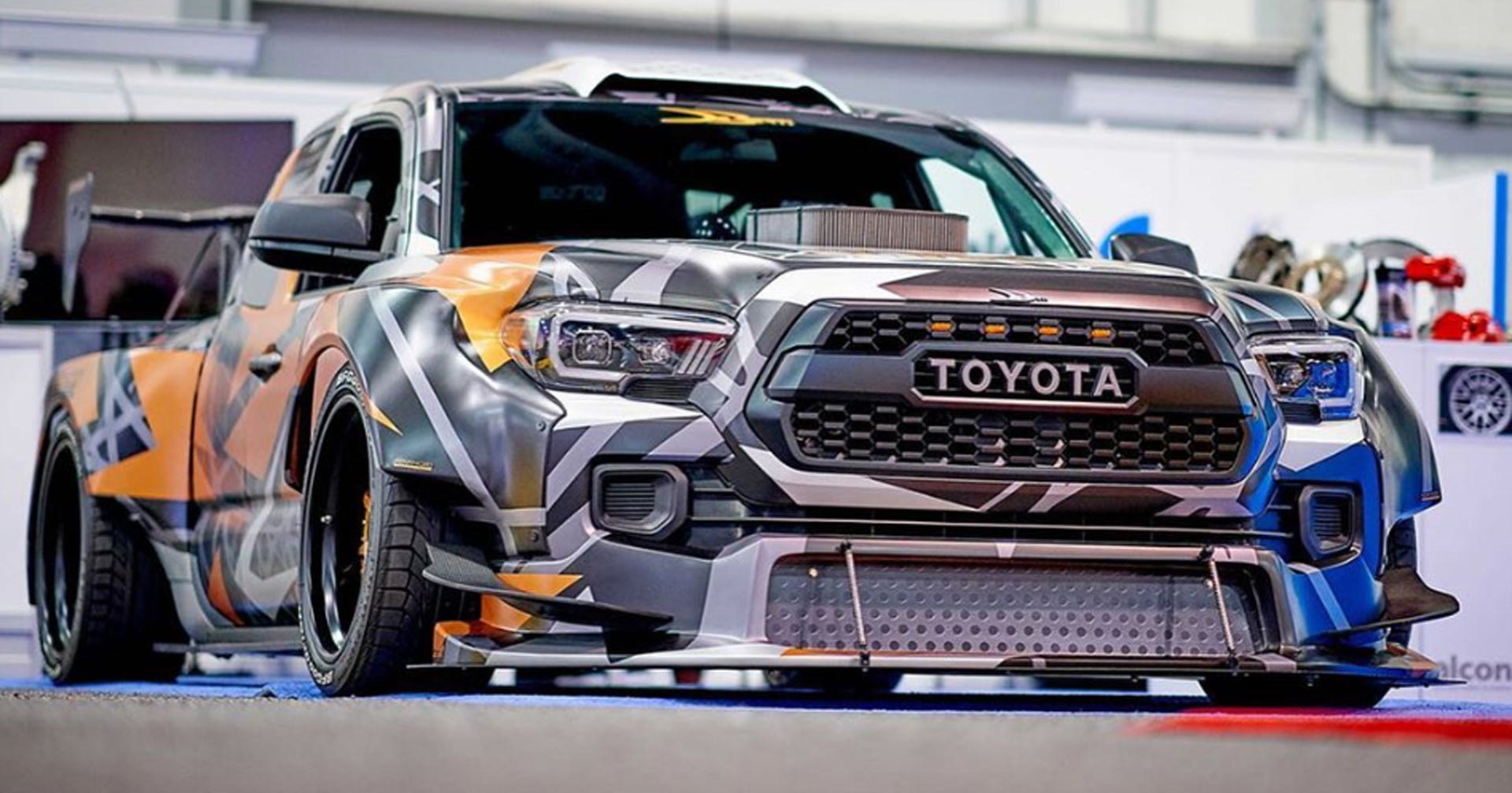 Из пикапа Toyota сделали 900-сильный дрифт-кар
