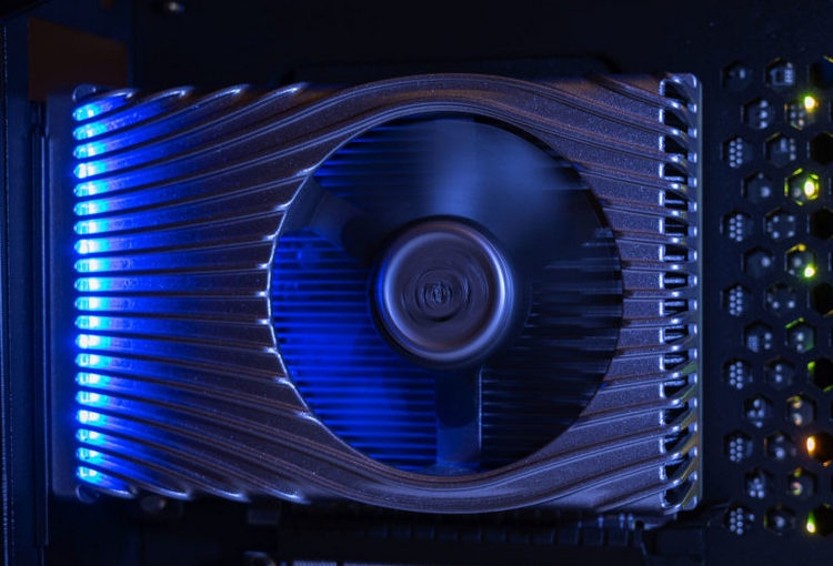 Первые тесты Intel Xe DG1: встроенная и дискретная версии GPU близки по производительности