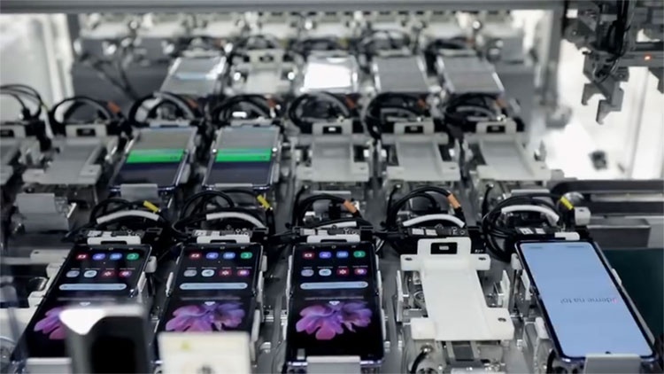 Видео: автоматическая сборка и тестирование смартфонов Galaxy Z Flip