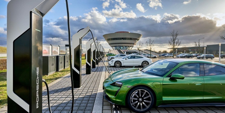 Porsche запустила сверхмощный парк зарядки в Лейпциге, услуга пока бесплатная