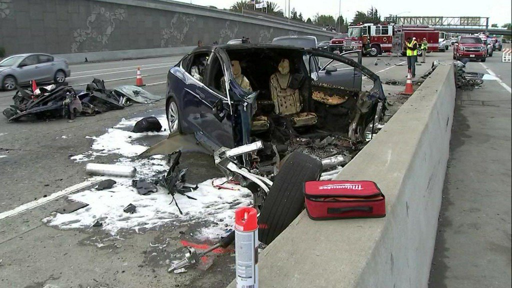 Смертельная авария Tesla Model X произошла из-за ошибки автопилота и невнимательности водителя - 1