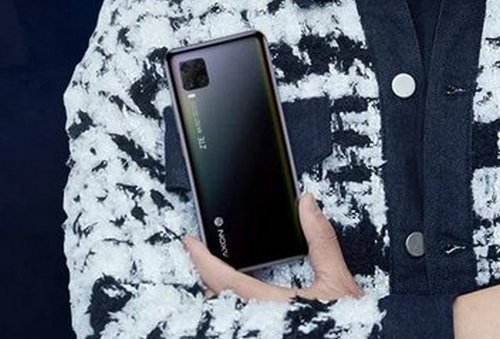 ZTE Axon 11 с квадратной камерой в стиле iPhone 11 на первом изображении