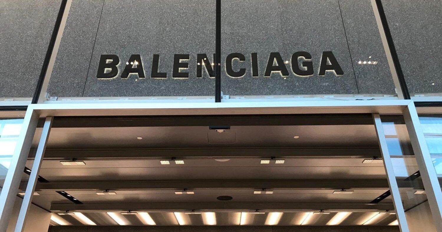 Balenciaga и Yves Saint Laurent начнут выпуск медицинских масок