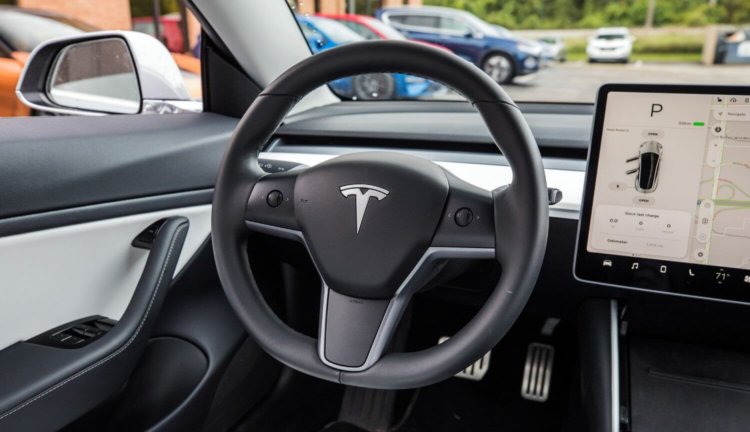Илон Маск раскрыл предназначение камеры над зеркалом заднего вида в Tesla Model 3 - 3